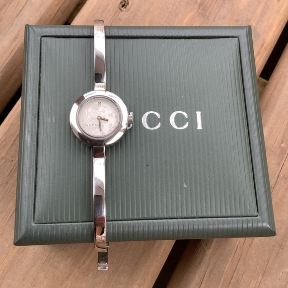 Ladies Gucci bangle watch ๐บ - Picture 6 of 13